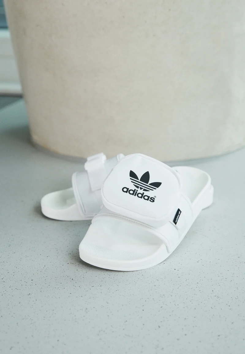 1897384a5cf94af39250537abedbe3d2 Originals adidas POUCHYLETTE - Mules – Image 1